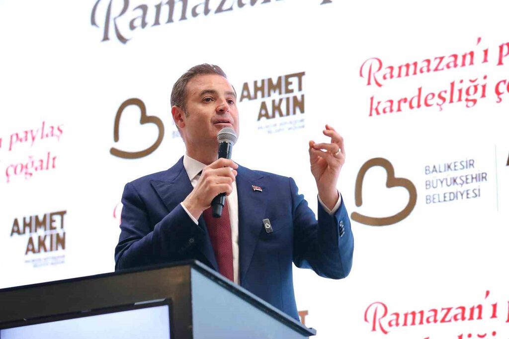 Balıkesir Büyükşehir Belediye Başkanı Ahmet Akın, iftar programında muhtarlarla bir