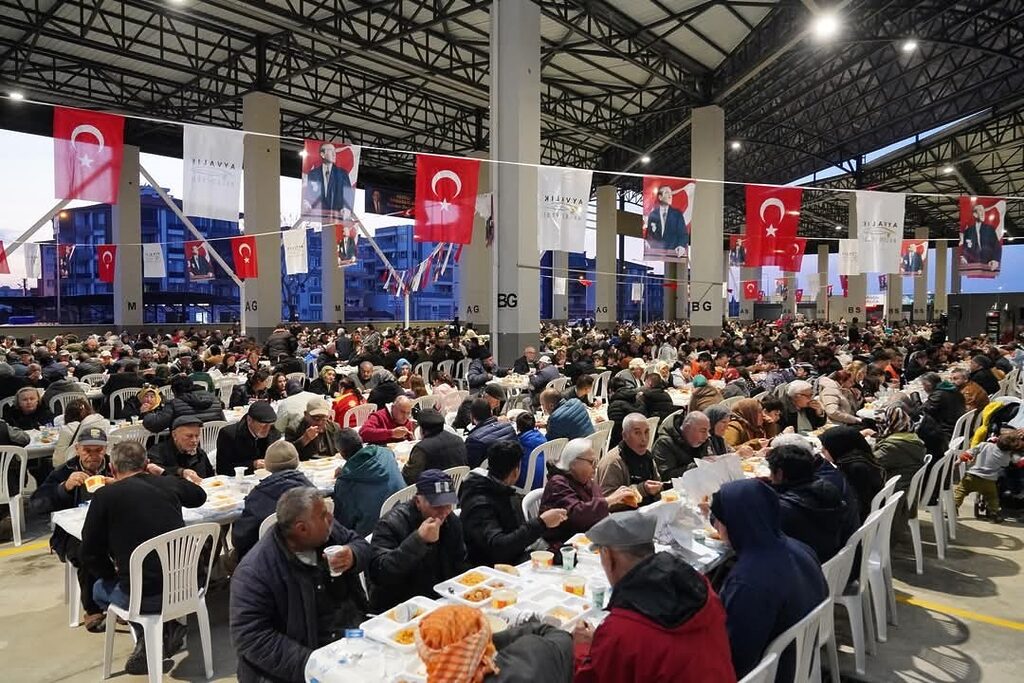 Ayvalık Belediye Başkanı Mesut Ergin, ilk iftarda vatandaşlarla bir araya