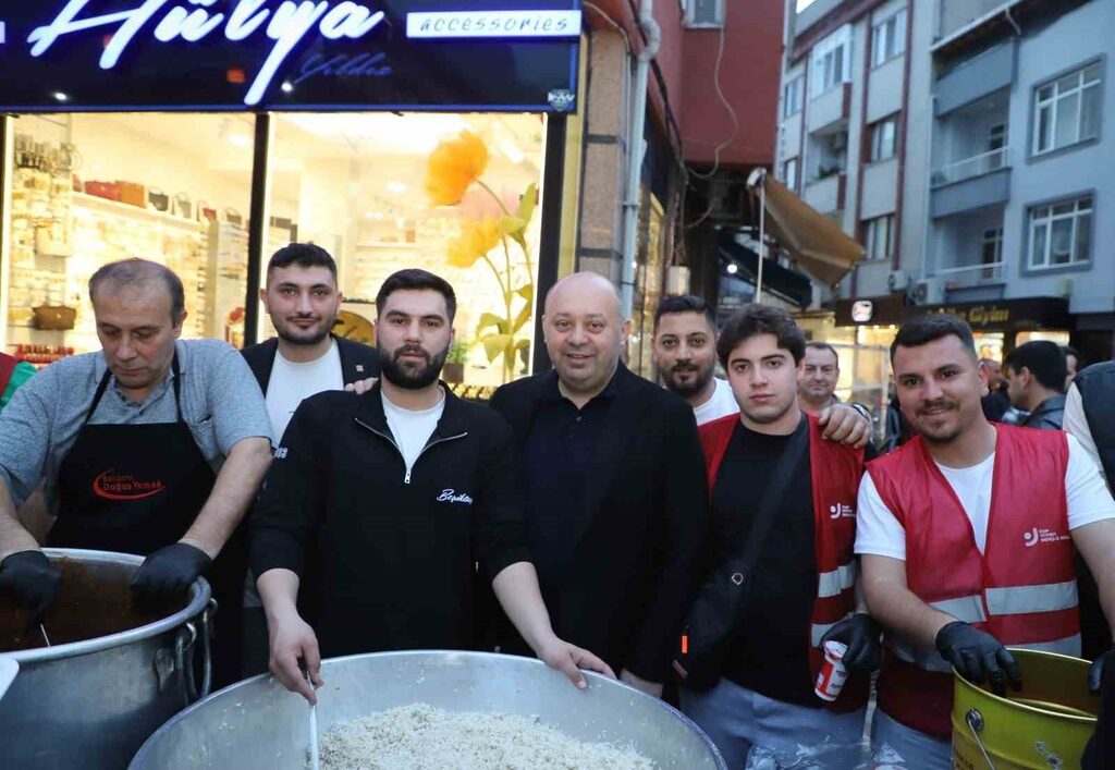 Balıkesir’in Gönen ilçesinde Ramazan ayı dolayısıyla kurulan iftar sofraları, vatandaşları