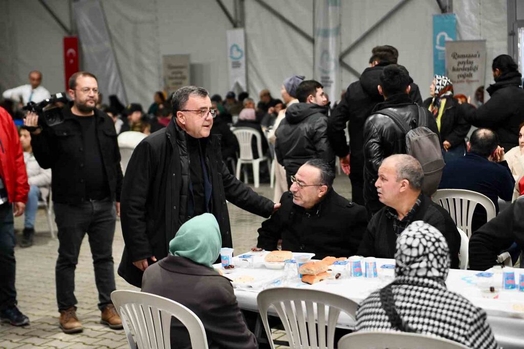 Balıkesir Büyükşehir Belediyesi’nin Atatürk Açık Otoparkı’nda düzenlenen iftar programında Altıeylül