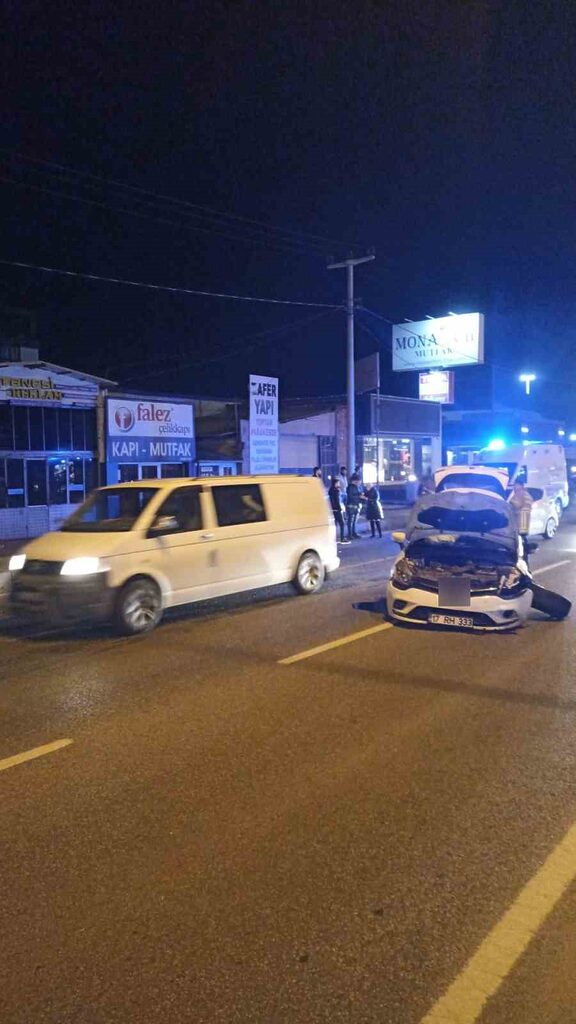 Balıkesir’in Edremit ilçesinde, kaldırıma çarparak savrulan otomobildeki 2 kişi yaralandı.