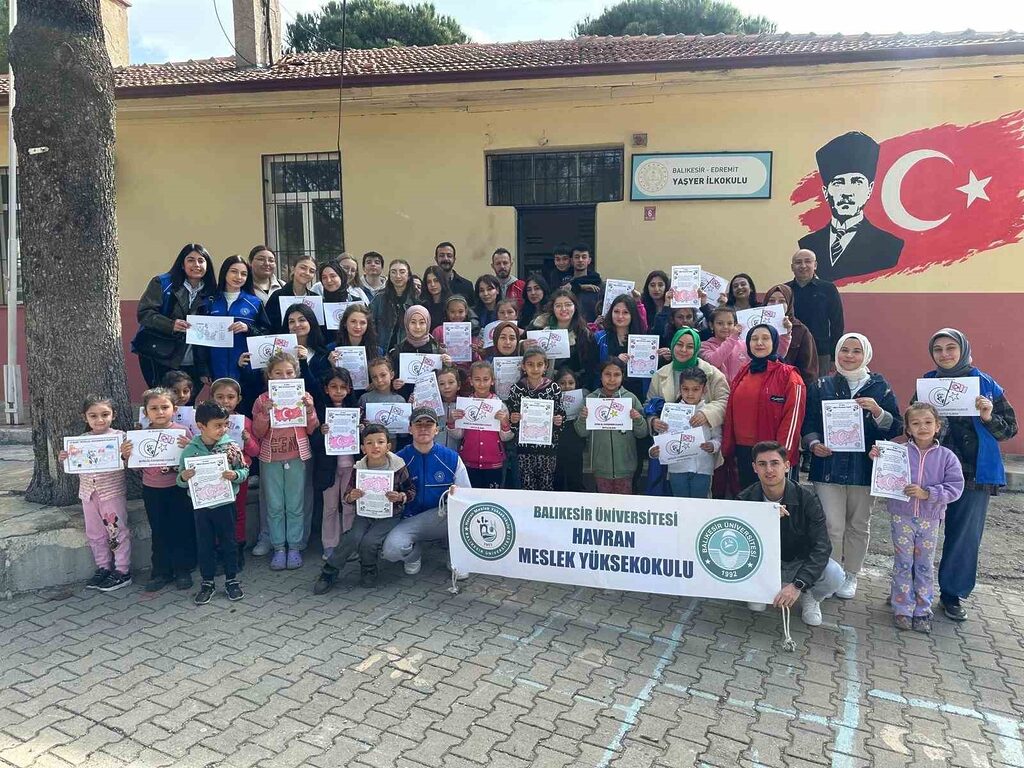 Balıkesir’in Havran ilçesinde, Havran Meslek Yüksekokulu öğrencileri, ilkokul öğrencileriyle birlikte