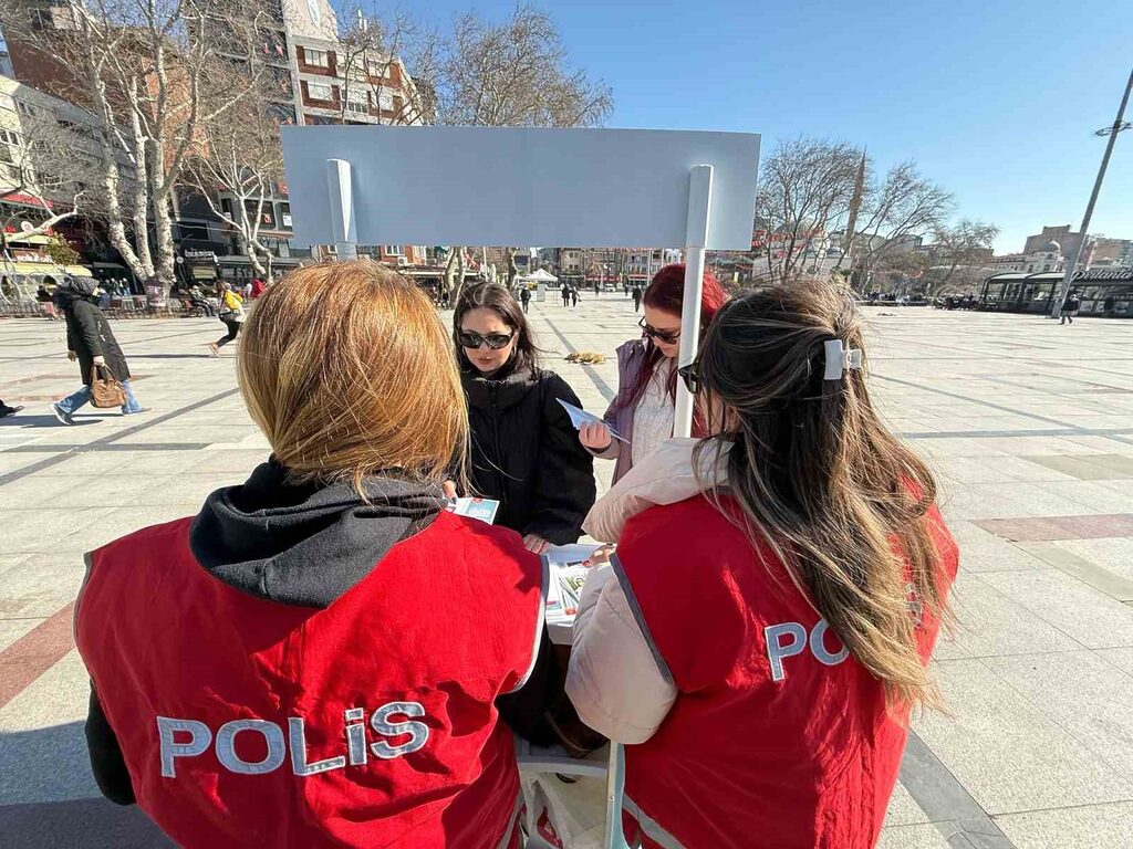 Bandırma İlçe Emniyet Müdürlüğü’ne bağlı kadın polisler, 8 Mart Dünya