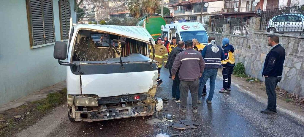 Balıkesir’in Erdek ilçesinde yem dolu kamyonla çarpışan kamyonette sıkışan sürücü,