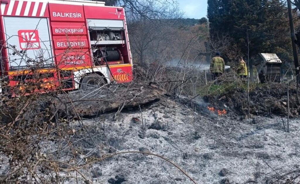 Balıkesir’in Kepsut ilçesine bağlı Piyade Mahallesi’nde çıkan arazi yangına itfaiye