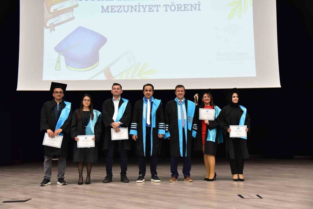 Balıkesir Üniversitesinde lisansüstü programlarda mezuniyet heyecanı yaşandı. Sosyal Bilimler Enstitüsü,