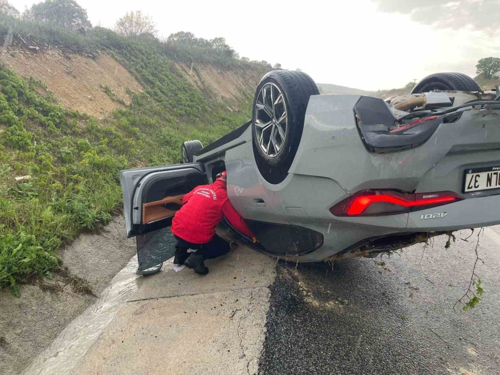 Balıkesir’de İzmir-İstanbul otobanında kontrolden çıkan otomobilin takla attığı kazada 4