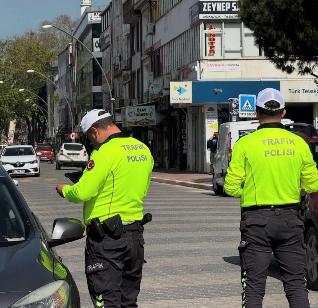 Balıkesir’in Gönen ilçesinde, İlçe Emniyet Müdürlüğü ekiplerince gerçekleştirilen trafik uygulamalarında