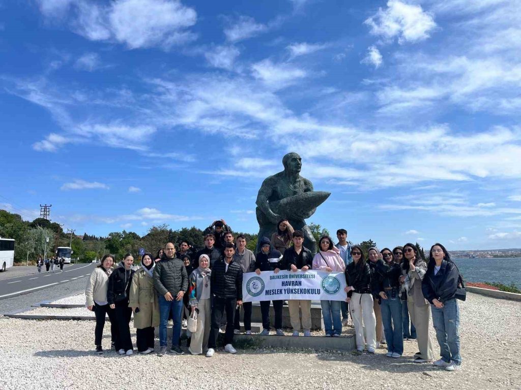 Havran Meslek Yüksekokulu öğrencileri Çanakkale Şehitlik ziyareti gerçekleştirdi. Ziyarette yüksekokul