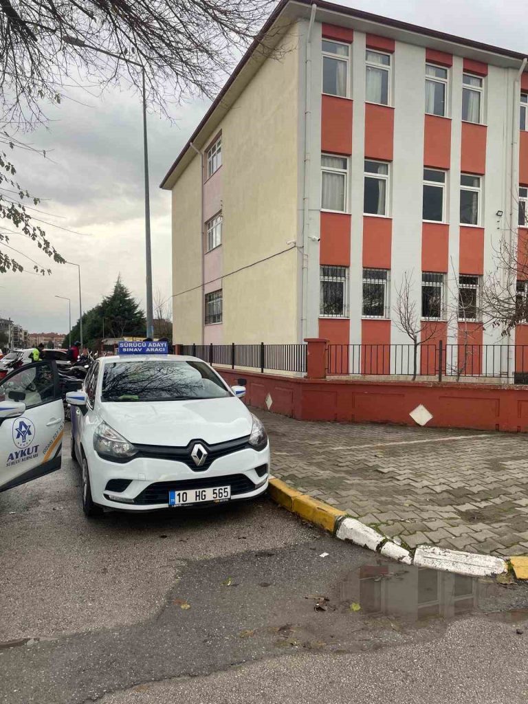 Karesi ilçesinde bulunan Albay Cafer Tayyar Nuran Oğuz Ortaokulu’nun giriş-çıkış