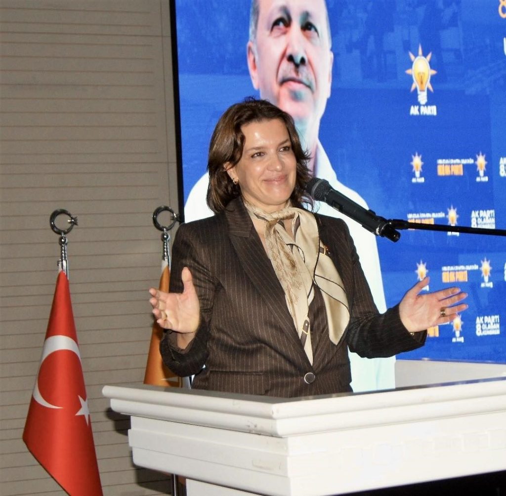 Ak Parti Ayvalık İlçe Başkanı Betül Akın, amatör balıkçı ve