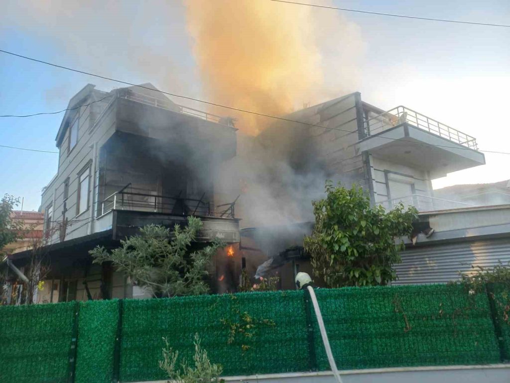 Balıkesir’in Ayvalık ilçesinde, bir villanın garajında park halindeki araçta yangın