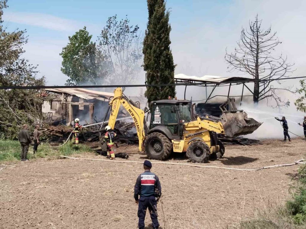 Balıkesir’in Ayvalık ilçesinde; bir kereste deposunda çıkan yangın itfaiyenin yoğun