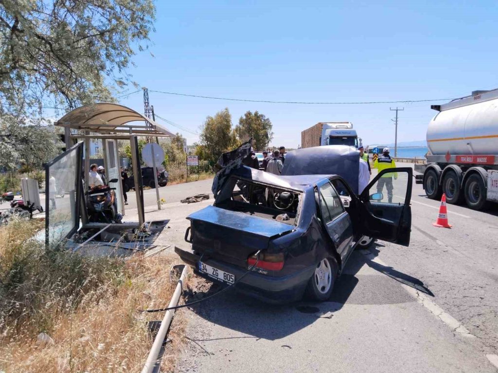 Balıkesir’in Ayvalık ilçesinde 4 aracın karıştığı zincirleme trafik kazasında 4