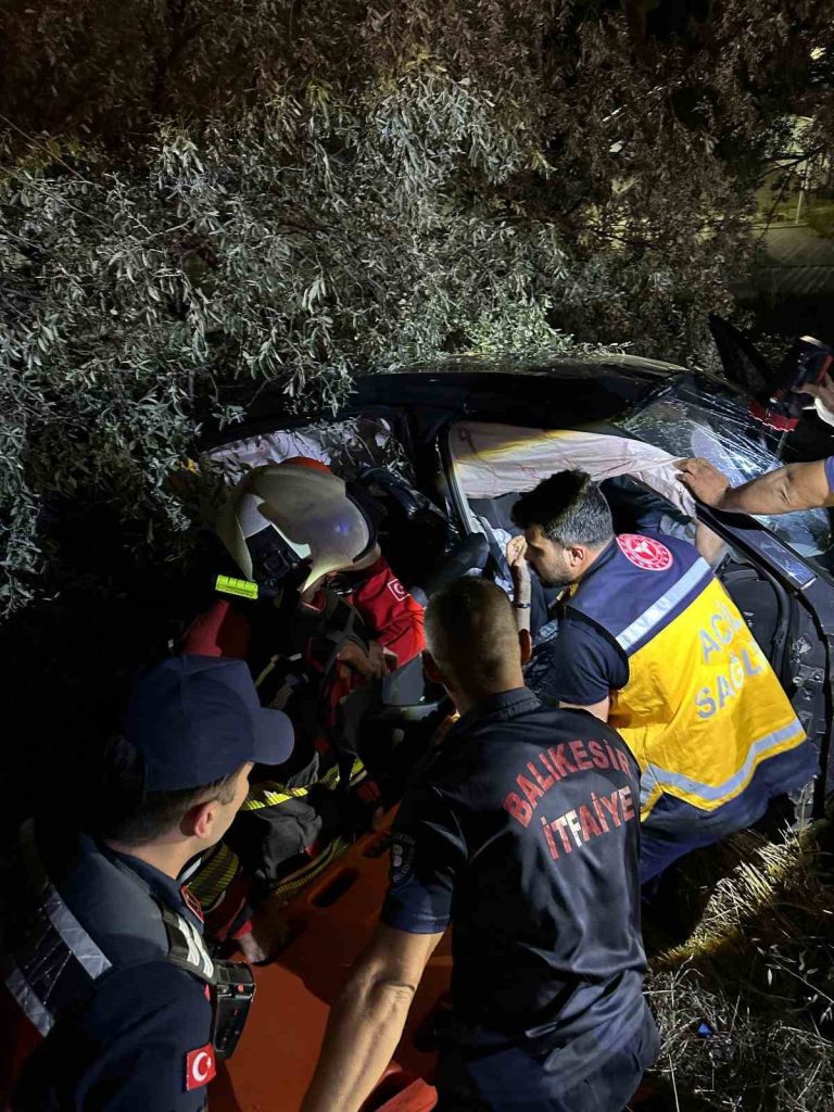 Balıkesir’in Ayvalık ilçesinde 4 aracın karıştığı zincirleme trafik kazasında biri