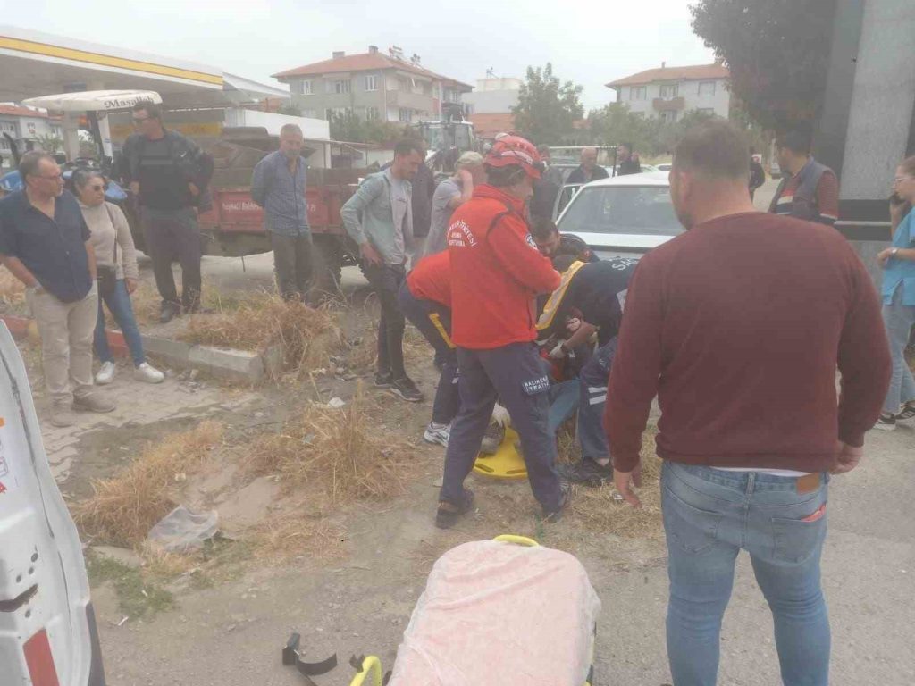 Balıkesir’in Savaştepe ilçesinde meydana gelen trafik kazasında 2 kişi yaralandı.