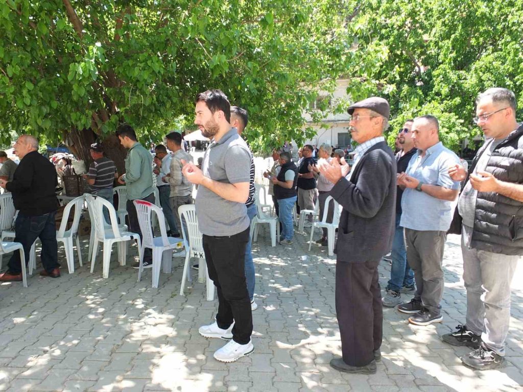 Burhaniye ilçesinde çiftçi hayrı etkinliği düzenlendi. Sübeylidere kırsal mahallesinde düzenlenen