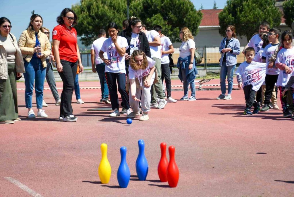 Balıkesir’de özel eğitim okullarında öğrenim gören öğrenciler için şenlik düzenlendi.
