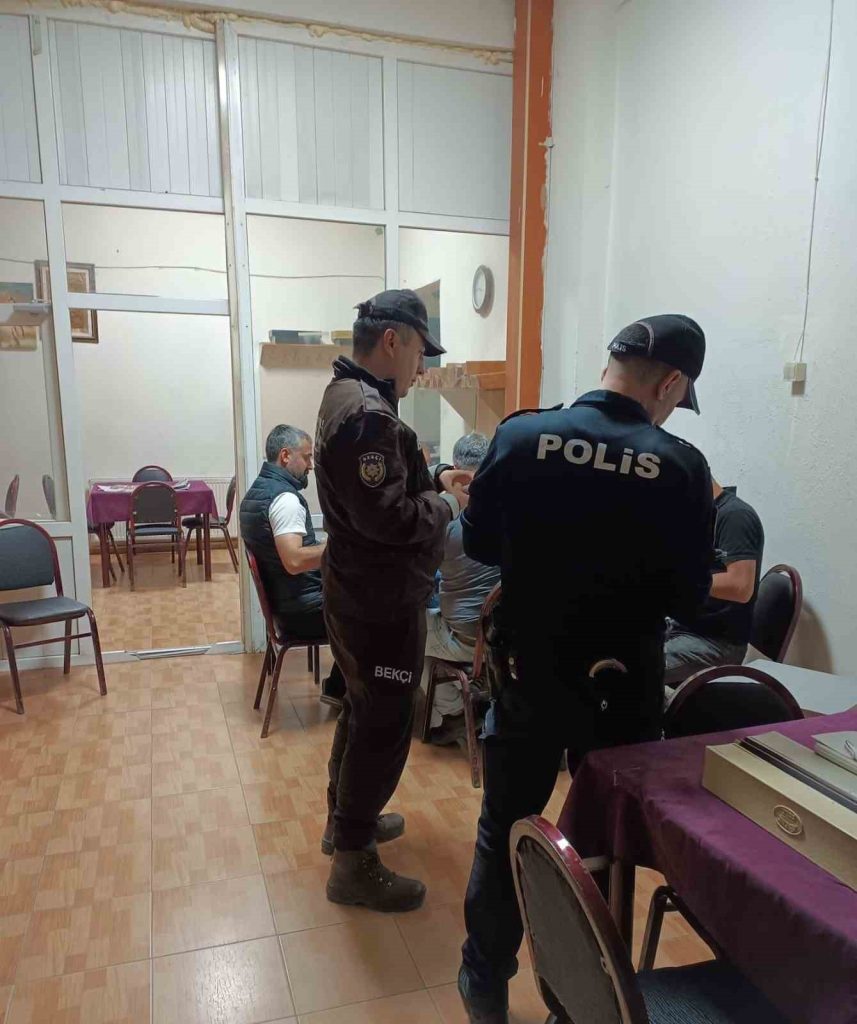 Balıkesir’de polis ekipleri tarafından aranan şahıslara yönelik yapılan operasyonlarda 51