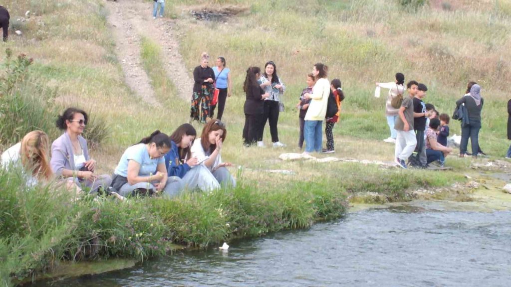 Balıkesir’in Burhaniye ilçesinde vatandaşlar, Hıdırellez’i Karınca Deresi kenarında suya taş