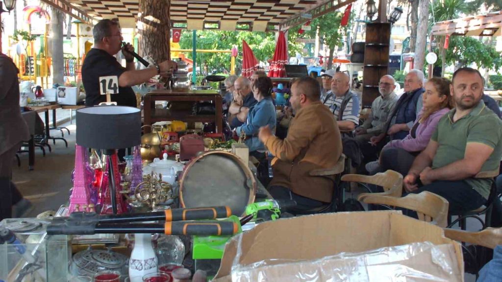 Balıkesir’in Burhaniye ilçesinde düzenlenen ikinci el mezadı ilgi görüyor. Şehit