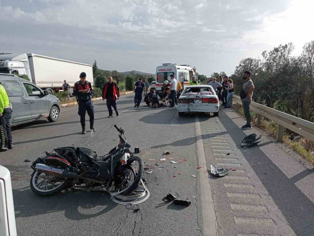 Balıkesir’in Burhaniye ilçesinde motosiklet ile otomobilin çarpıştığı kazada 2 kişi