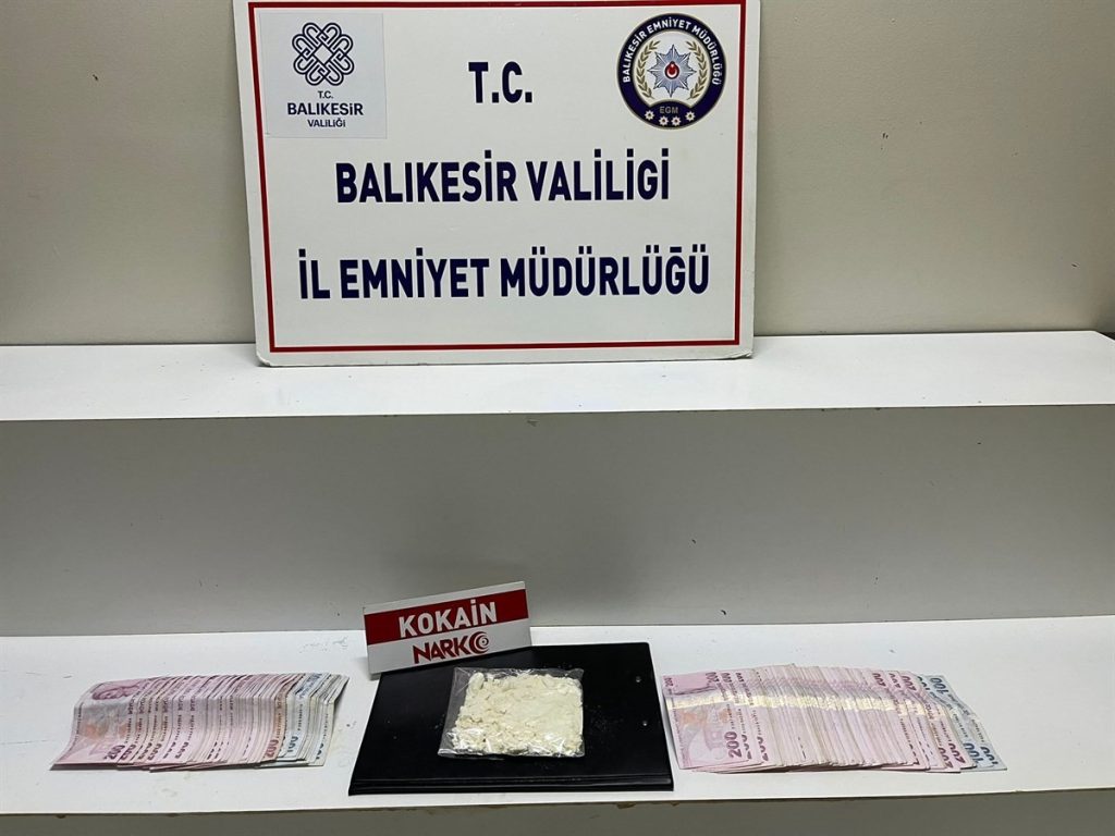 Balıkesir’de düzenlenen operasyonda 126 gram uyuşturucu ele geçirilirken, olayla ilgili