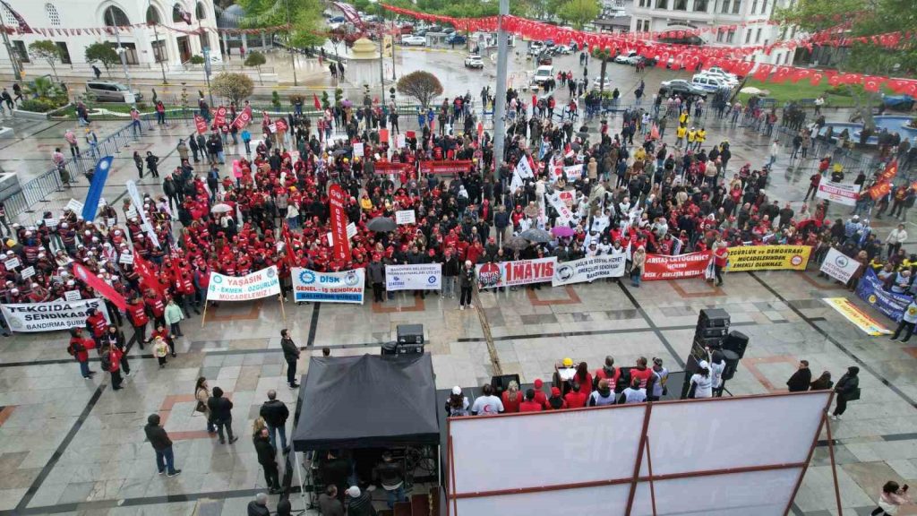 Balıkesir’in Bandırma ilçesinde, “1 Mayıs İşçi Bayramı” dolayısıyla yürüyüş ve