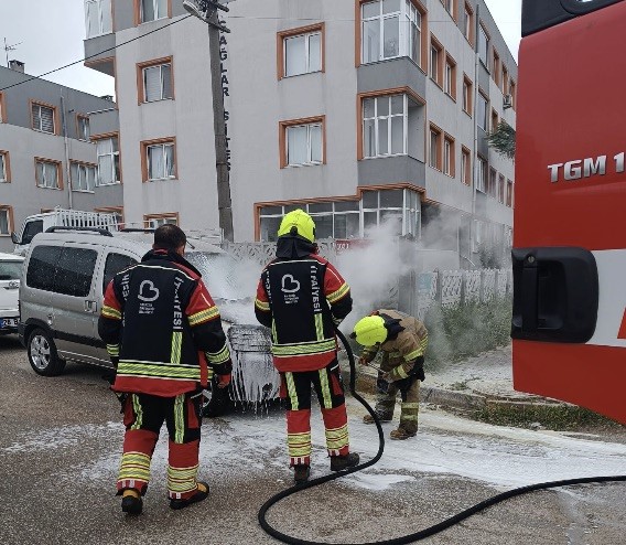 Balıkesir’in Bandırma ilçesinde park halindeki 07 BFS 872 plakalı araçta