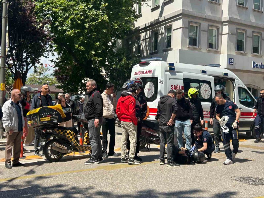 Balıkesir’in Bandırma ilçesinde, bir market zincirinde görevli motosikletli kurye, ani