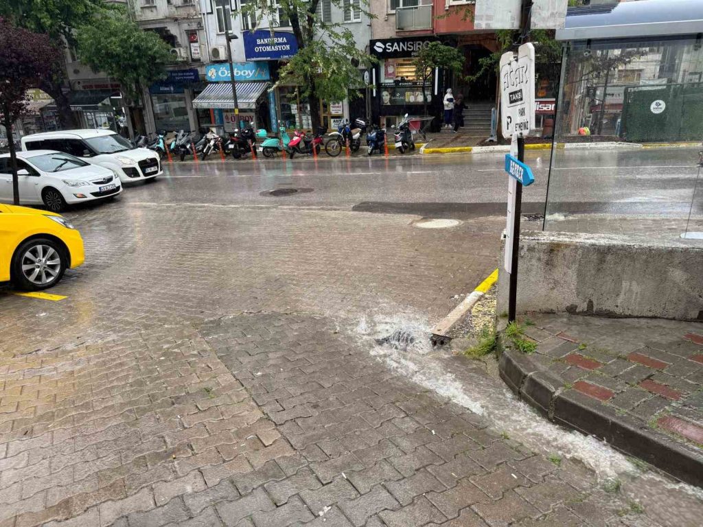 Meteoroloji Genel Müdürlüğü’nün uyarılarının ardından Balıkesir’in Bandırma ilçesinde sabah saatlerinde