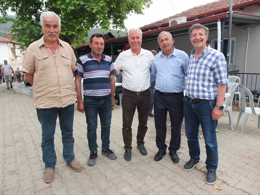 Burhaniye’de kırsal Dutluca Mahallesinde düzenlenen geleneksel Çiftçi Hayrı yüzlerce insanı