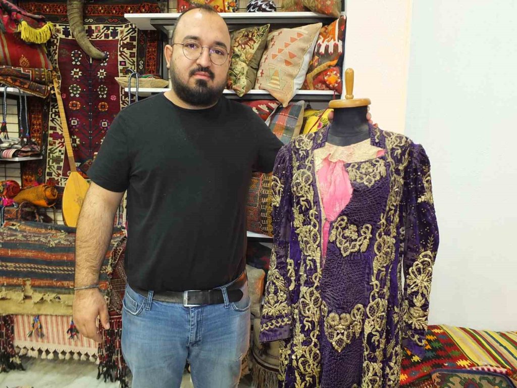 Burhaniye ilçesinde eski halı ve kilim ticareti yapan Çağatay Bayramoğlu’nun