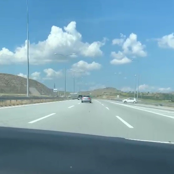 Balıkesir’de meydana gelen trafik kazasında otoyolda ilerleyen aracın saniyeler içinde