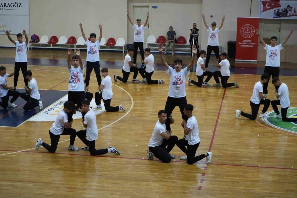 Balıkesir’in Edremit ilçesinde 19 Mayıs Atatürk’ü Anma, Gençlik ve Spor