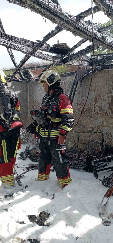 Balıkesir’in Edremit ilçesinde bir evde çıkan yangın, bitişiğindeki metruk yapıya
