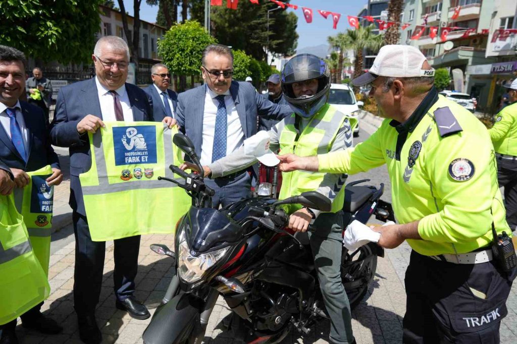 Balıkesir’in Edremit ilçesinde Trafik Haftası etkinlikleri kapsamında motosiklet sürücülerine reflektif
