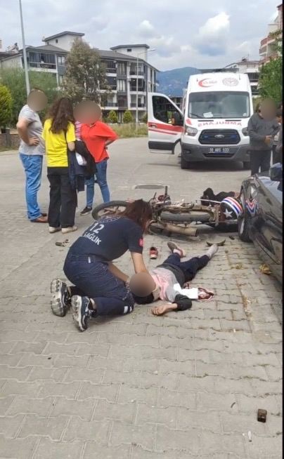 Balıkesir’in Edremit ilçesinde motosiklet ile otomobilin çarpışması sonucu meydana gelen