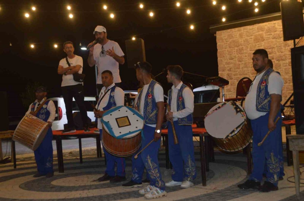 Balıkesir’in Gömeç ilçesinde düzenlenen 4. Ulubeyler Pehlivan Güreşleri öncesinde düzenlenen