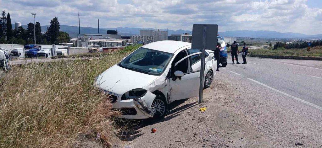 Balıkesir’in Gönen ilçesi Taştepe Mahallesi’nde iki aracın çarpışması sonucu meydana