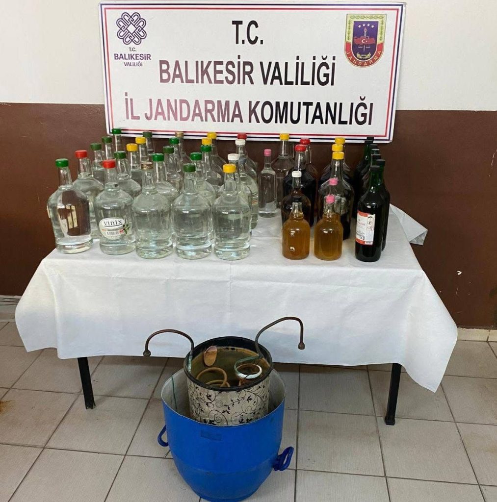 Balıkesir’in Erdek ilçesinde jandarma ekiplerince düzenlenen operasyonda kaçak alkol ele