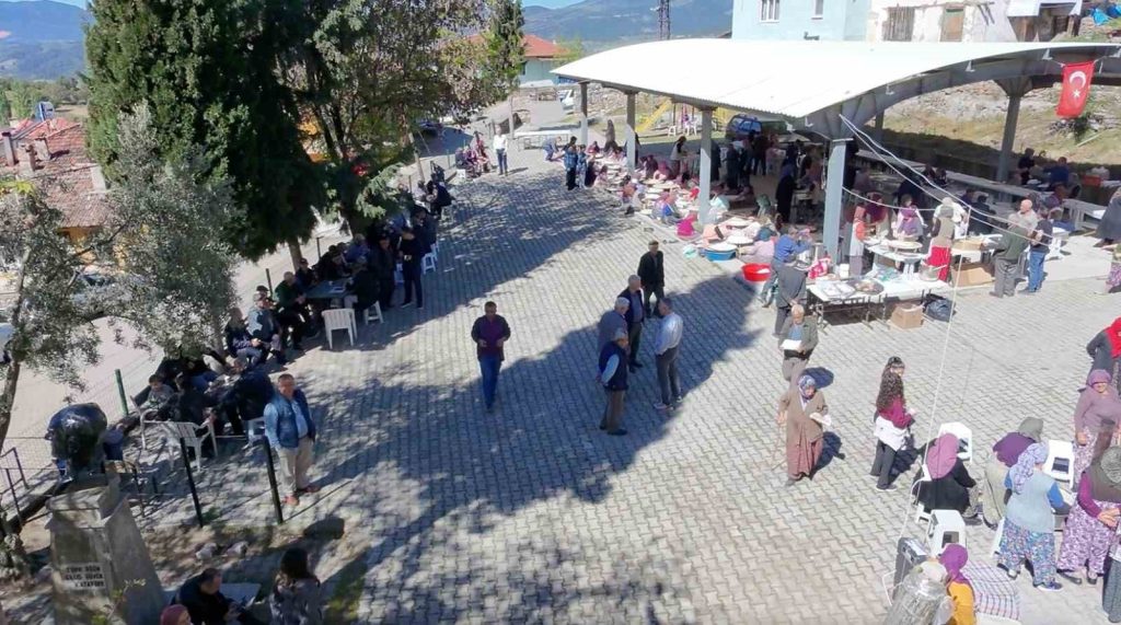 Balıkesir’in Sındırgı ilçesi Düğüncüler köyünde binlerce kişi hıdrellez şenliğinde bir