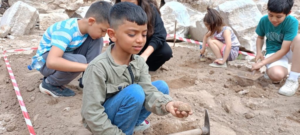 Uluslararası Müzeler Haftası çerçevesinde Bandırma’nın Çınarlı Mahallesi’nden katılan çocuklar, Kyzikos
