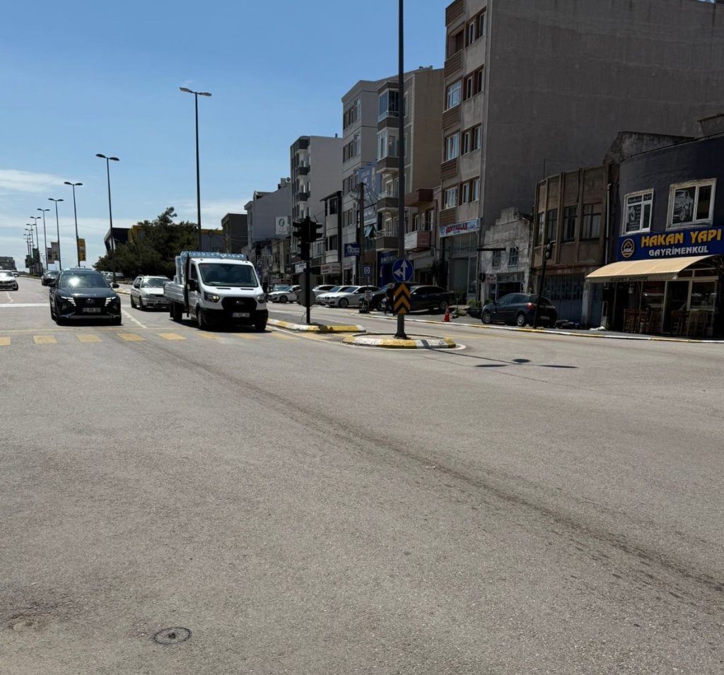 Balıkesir’in Bandırma ilçesinde, şehir içi otobüsünden yola sızan mazot nedeniyle