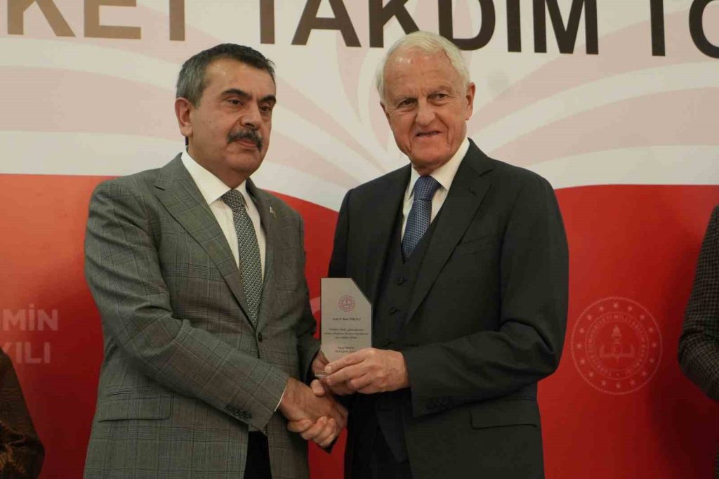 Milli Eğitim Bakanı Yusuf Tekin, Balıkesir’de 55 okul yaptıran 44