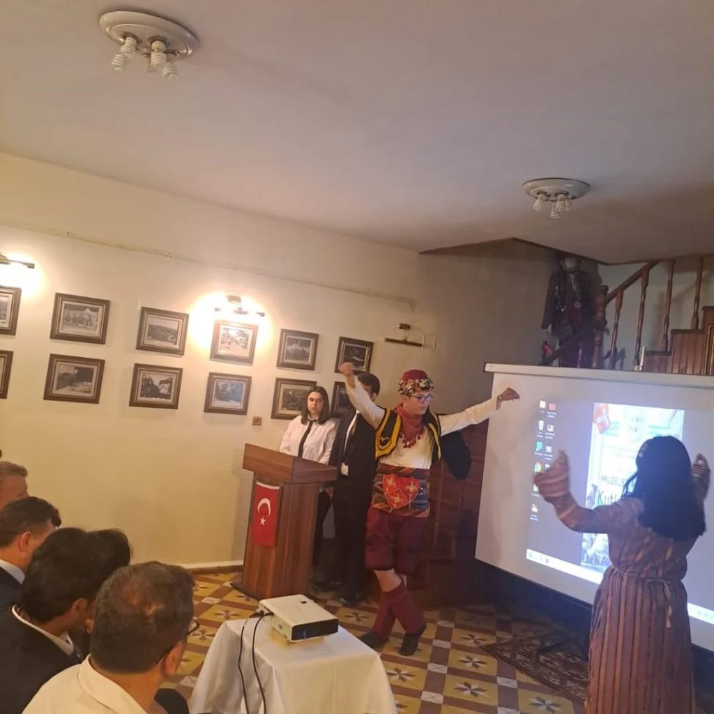 Müzeler Haftası kapsamında Edremit’te bulunan Sıdıka Erke Etnografya Müzesi’nde, Saniye