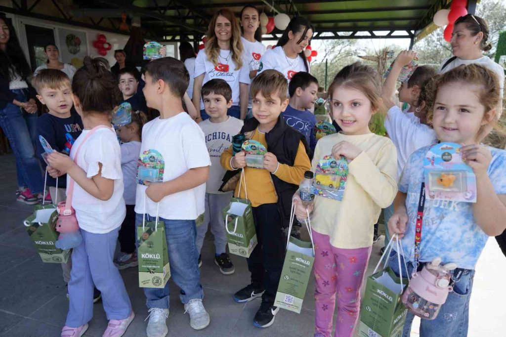 Balıkesir’in Ayvalık ilçesinde Zeytin ve zeytinyağı üreticisi Mustafa Kürlek, çocuklara