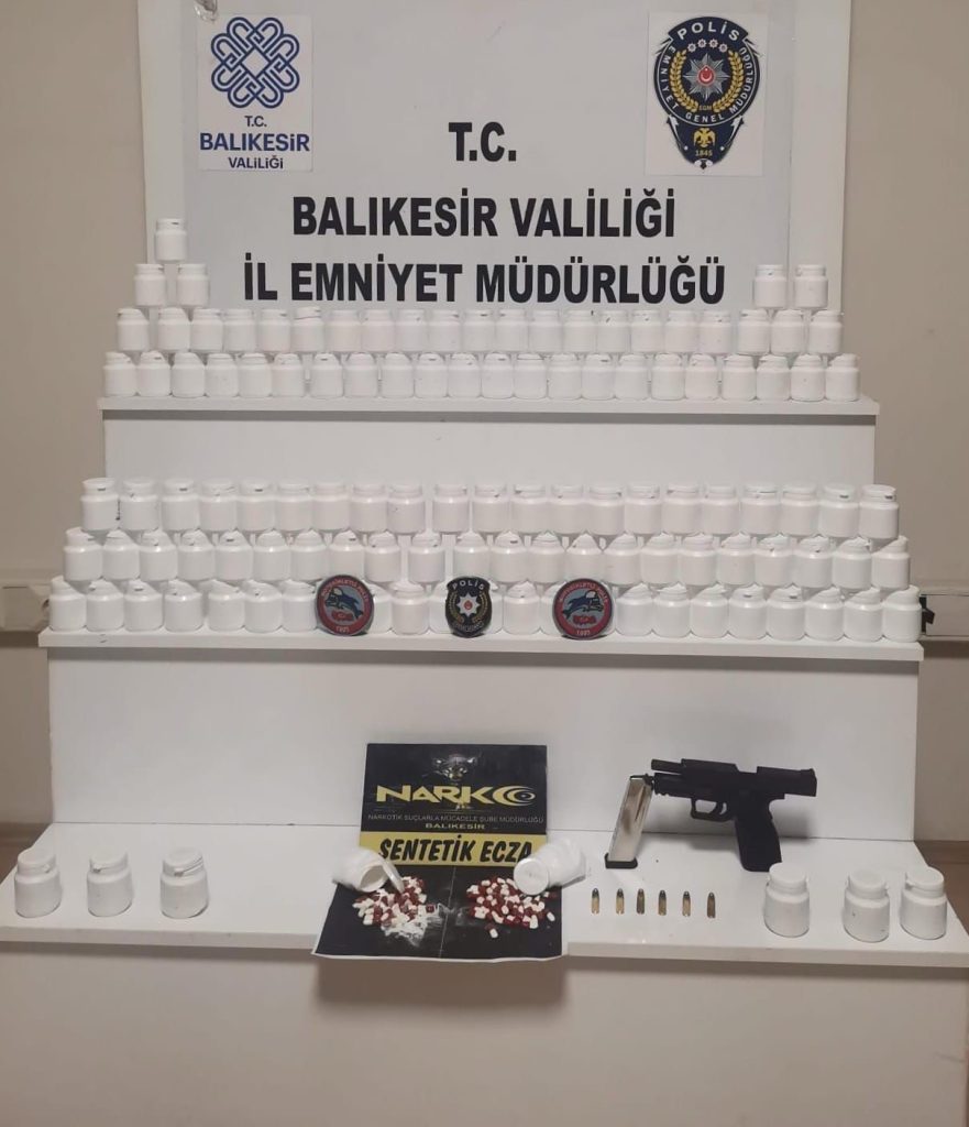 Balıkesir’de polis ekiplerinin şüphelenerek durdurmak istenen ve kaçan şahısların aracı
