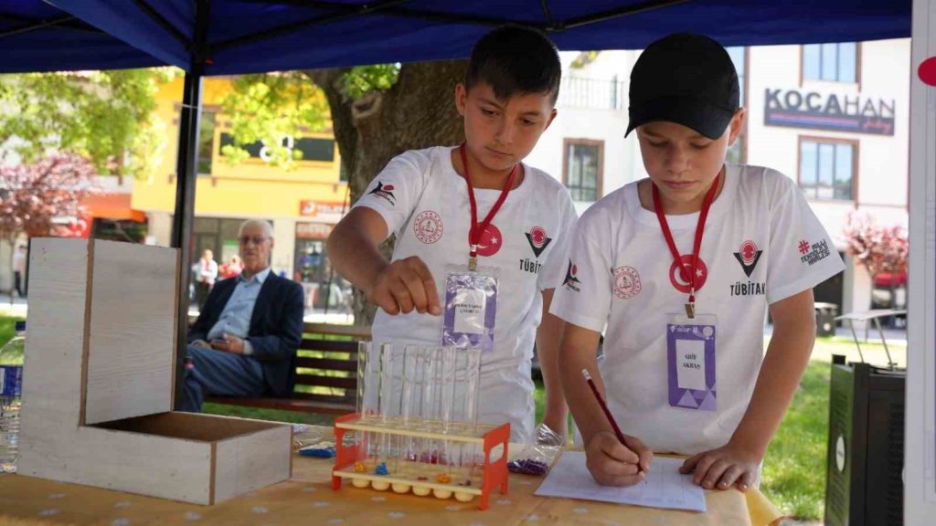 Sındırgı’da, gençlerin bilimsel düşünme ve üretme becerilerini geliştirmeyi amaçlayan Bilim