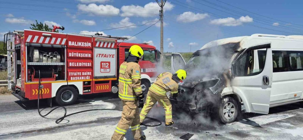 Balıkesir’in Susurluk ilçesinde bir araçta çıkan yangın itfaiye ekiplerince söndürüldü.